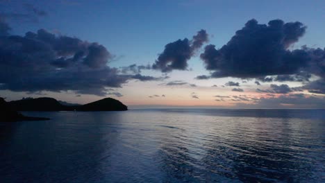 El-Vasto-Océano-Del-Pacífico-Sur-Con-Las-Islas-Y-El-Cielo-Azul-Durante-La-Puesta-De-Sol-En-Fiji