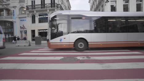 Tráfico-De-Bruselas-Que-Pasa-Por-Una-Calle-Muy-Transitada-Frente-A-La-Rue-Neuve-En-Bruselas,-Bélgica