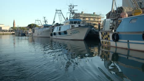 Barcos-De-Pesca-Amarrados-En-Un-Muelle-De-Venecia,-Italia