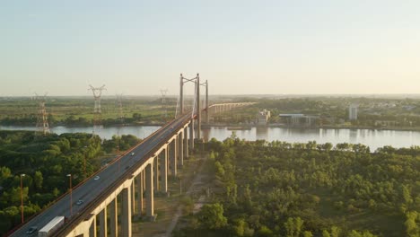 Umlaufbahn-Des-Straßen--Und-Eisenbahnkomplexes-Zarate-Brazo-Largo.-Schrägseilbrücke-über-Den-Fluss-Parana,-Der-Buenos-Aires-Und-Entre-Rios-Zur-Goldenen-Stunde-In-Argentinien-Verbindet