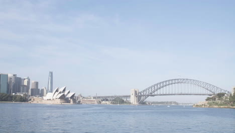 Panorama-Des-Sydney-Opera-House-Und-Der-Sydney-Harbour-Bridge-Tagsüber-Am-Sydney-Harbour-In-New-South-Wales,-Australien