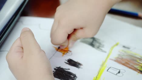 Niño-Asiático-Coloreando-Con-Crayón-En-Casa