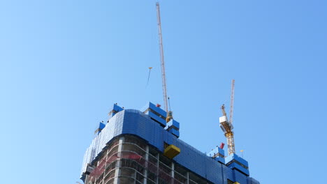 Cranes-on-Top-of-a-Skyscraper-under-Construction