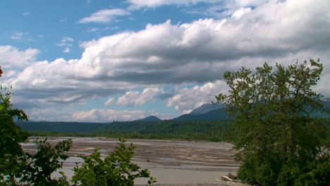 Zeitraffer-Von-Wolken-Und-Bergen-In-Der-Wildnis-Alaskas