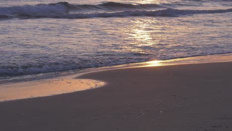 Wellen-Am-Sandstrand,-Die-Den-Sonnenaufgang-Reflektieren,-Ruhige-Küste,-Costa-Blanca,-Spanien