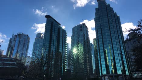 Rascacielos-Gigantes-De-Cristal-En-El-Centro-De-Vancouver-En-Un-Día-De-Invierno-Parcialmente-Nublado
