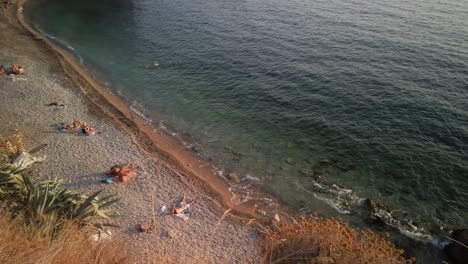 Schwenkansicht-Eines-Kleinen-Strandes-Mit-Einer-Bar-Am-Südlichen-Ende-Von-Komiza-Auf-Der-Insel-Vis-In-Kroatien