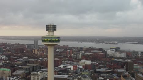 Luftaufnahme,-Wahrzeichen-Der-Hauptstadt-Liverpool,-Radio-City-Tower,-Leere-Skyline-Der-Stadt-Während-Des-Abstiegs-Der-Coronavirus-Pandemie