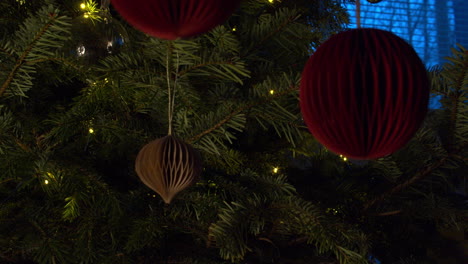 Vintage-Ornamente-Hängen-Am-Weihnachtsbaum