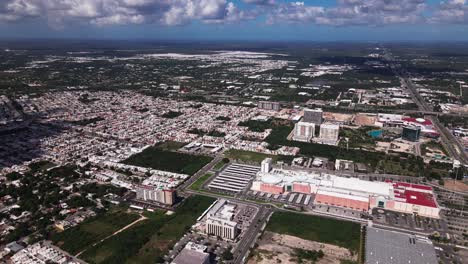 Volando-Sobre-Los-Enormes-Centros-Comerciales-De-Merida,-Yucatan,-Mexico