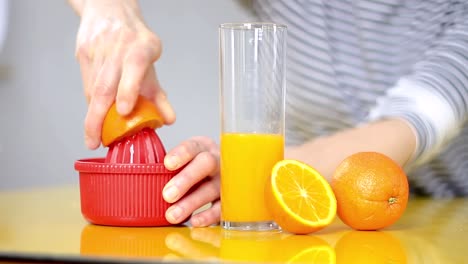 Frisch-Gepresster-Orangensaft-In-Einem-Glas-Auf-Einem-Tisch-Stock-Video-Stock-Footage