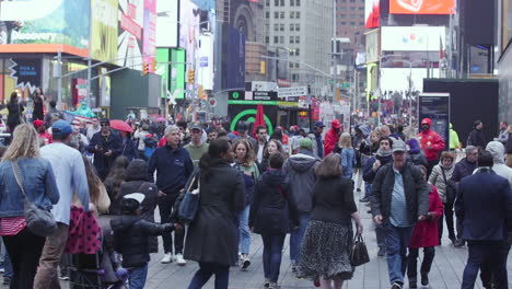 Eine-Menschenmenge-überquert-Die-Straße-In-Der-Nähe-Des-Times-Square-In-New-York-City
