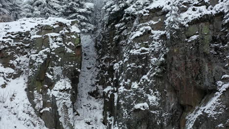 Luftaufnahme-Des-Schnees-Auf-Steilen-Klippen-Von-Vlci-Jamy,-Naturdenkmal-Der-Tschechischen-Republik