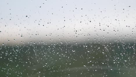 Regentropfen,-Die-Auf-Das-Fenster-Fallen