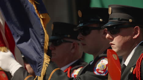 Guardia-De-Color-Marchando-Durante-El-Desfile-De-La-Pequeña-Ciudad,-Cámara-Lenta