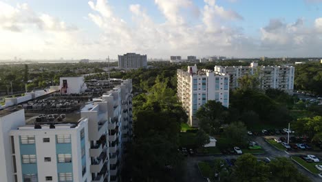Edificios-De-Apartamentos-En-Miami,-Florida,-Imágenes-Aéreas