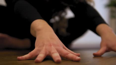 Yogalehrerin-Macht-Gymnastik