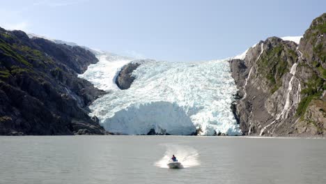 Mann-Fährt-Schnellboot---Gefrorener-Wasserfall-In-Alaska,-USA---Luftaufnahme