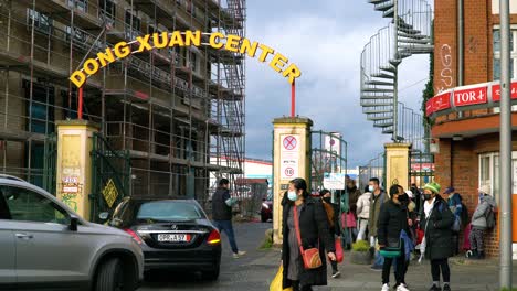 Lebendiger-Eingangsbereich-Des-Dong-Xuan-Centers,-Eines-Asiatischen-Marktes-In-Berlin
