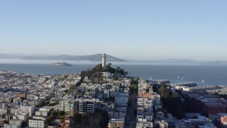 Luftaufnahme,-San-Francisco-Coit-Tower-Und-Stadtbild,-Aufsteigende-Drohne