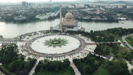 Aerial-Shot-Of-Tourists-At-Perdana-Putra-Complex-in-Kuala-Lumpur-In-Malaysia,-Travel-Destination