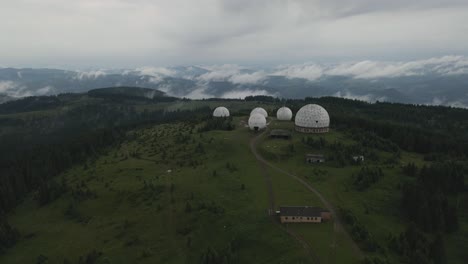 Kreist-Um-Eine-Verlassene-Sowjetische-Radarstation-In-Den-Bergen-Der-Ukraine