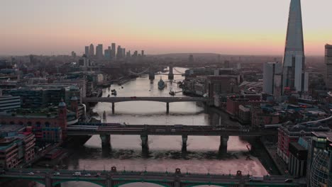 Dolly-Forward-Antenne-Von-Brücken-über-Der-Themse-Im-Zentrum-Von-London,-Sonnenaufgang-Am-Frühen-Morgen