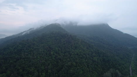 Imágenes-De-Drones-De-4k-De-Gunung-Raya-Clouds,-Langkawi