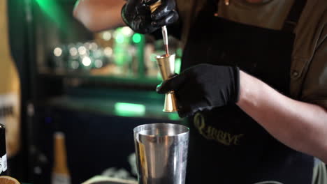 Lateinischer-Barkeeper-Mischt-Cocktails-Im-Zeitlupen-Flüssigkeitsmischer