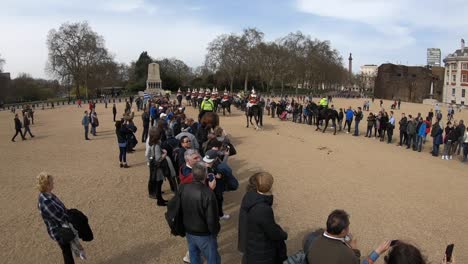 Die-Horse-Guards-Parade,-Die-Von-Einer-Menge-Touristen-Und-Besuchern-Beobachtet-Wird