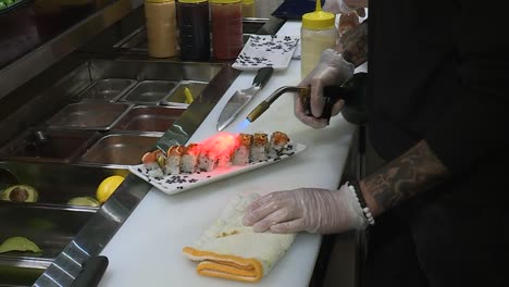 Koch-Braten-Sushi-Rollen-Im-Restaurant-An