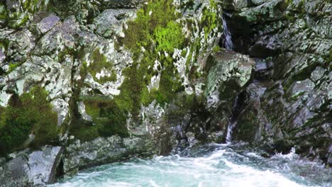 El-Río-Lewis-Se-Agita-Contra-Las-Rocas-Con-Una-Pequeña-Cascada,-Tiro-Estático-Ajustado