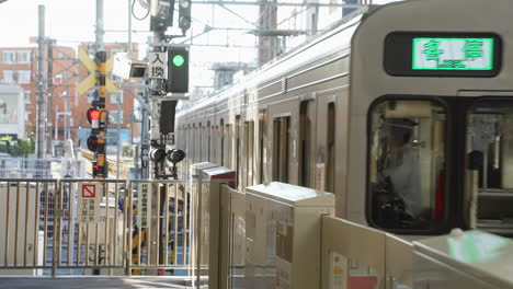 Der-Jr-Zug-Fährt-Mit-Der-Eisenbahn-Und-Verlässt-Tagsüber-Den-Bahnsteig-Des-Bahnhofs-In-Tokio,-Japan