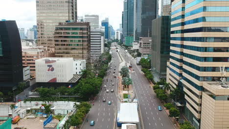 Rückwärtsfliegende-Luftaufnahme-über-Der-MH-Thamrin-Road,-Jakarta