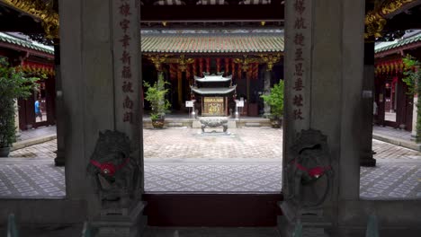 Main-entrance-and-square-of-Thian-Hock-Keng-Temple-in-Singapore