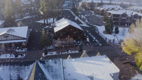 Ruhiger-Winterschneefall-Auf-Den-Dächern-Eines-Ruhigen-Stadtrandes-Während-Der-Weihnachtszeit