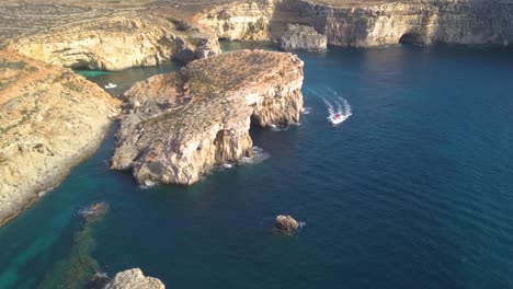 Impresionante-Vista-Aérea-De-La-Escarpada-Costa-De-Malta