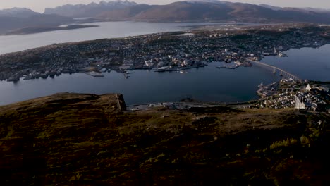 Toma-Aérea-De-La-Ciudad-De-Tromso-Vista-Desde-La-Montaña-Y-El-Mirador-Llamado-Fjellheisen