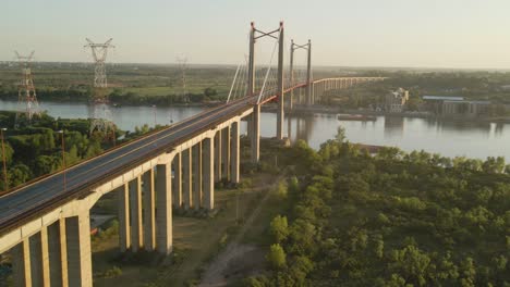 Luftaufnahme-Der-Zarate-Brazo-Largo-Brücke,-Die-Den-Parana-Fluss-Bei-Sonnenuntergang-überquert