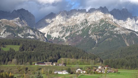 Kaisergebirge-De-Los-Alpes-Austríacos-En-El-Tirol-Junto-Al-Pueblo-De-Ellmau