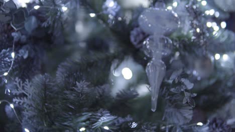 Details-Des-Weihnachtsbaums-Mit-Dekoration