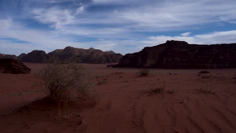 Ein-Zeitraffer-Von-Wolken,-Die-über-Den-Himmel-Strömen-Und-Schatten-Auf-Den-Boden-Aus-Rotem-Sand-In-Der-Wadi-Rum-Wüste-Werfen