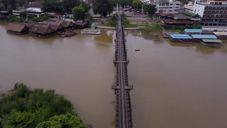 Luftdrohne-Schoss-über-Die-Brücke-über-Den-Fluss-Kwai,-Thailand-Death-Railway,-Kanchanaburi,-Thailand