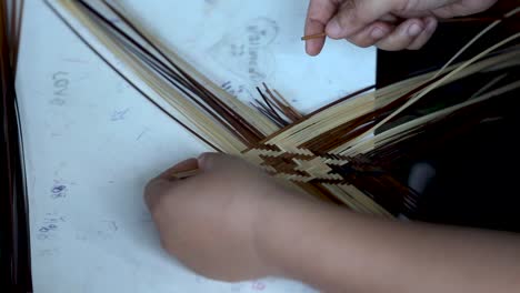 Herstellung-Von-Papyrusmatten-In-Der-Provinz-Udonthani,-Thailand