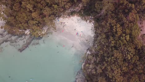 Drohne-Dreht-Sich-Langsam-über-Einen-Geheimen-Strand-Mit-Wasser-Und-Bäumen,-Bruny-Island,-Tasmanien,-Australien