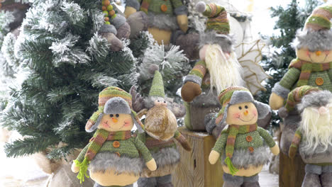 Schöne-Weihnachtsdekoration-Mit-Puppen-Und-Weihnachtsbaumhintergrund