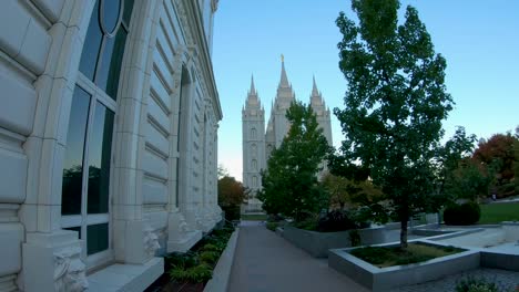 Hyperlapse-approaching-the-Salt-Lake-City-Temple-on-an-early-morning-in-Autumn
