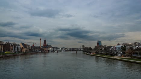 Ein-Zeitraffer-Des-Mainflusses-In-Frankfurt,-Deutschland