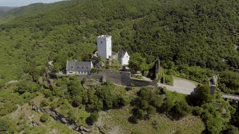 Drohnenflug-Um-Eine-Mittelalterliche-Burg-In-Einem-Wald-Auf-Einem-Berg-An-Einem-Fluss