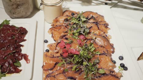 Gravlax-with-blueberries-and-flowers